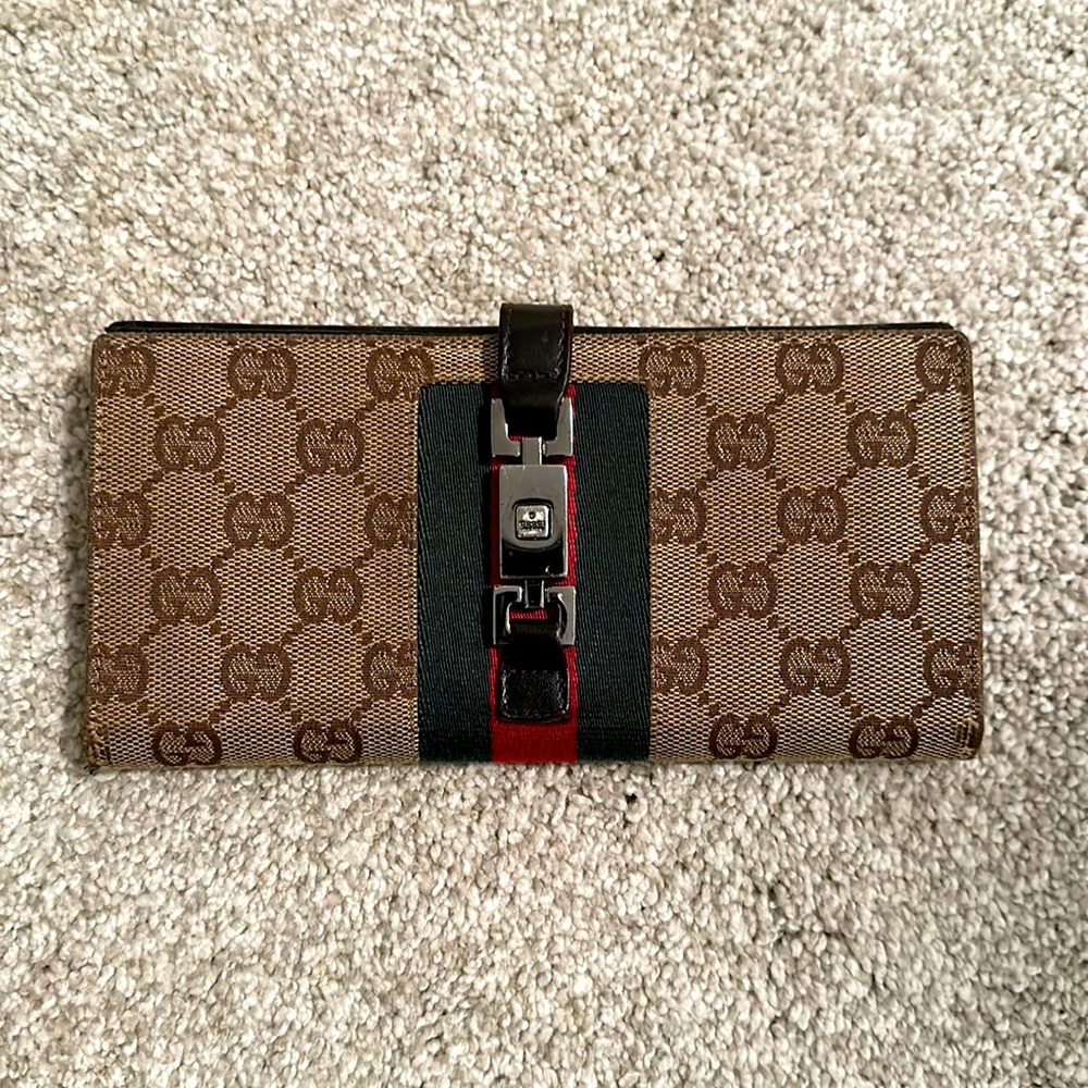 Beautiful Vintage Gucci Jackie continental canvas with silver closure.